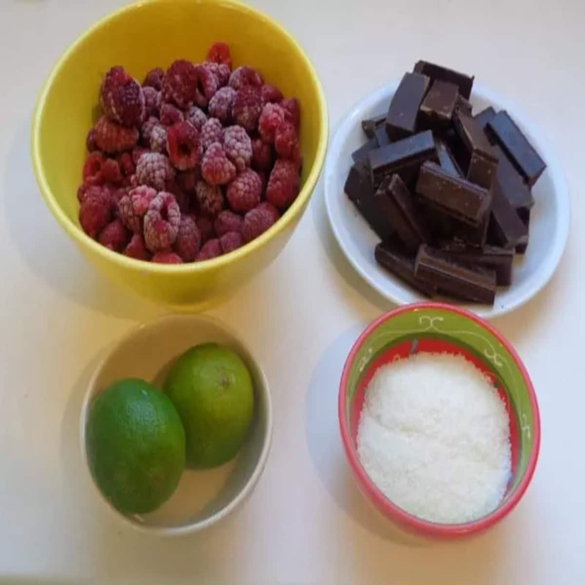 framboises-citron-vert-noix-de-coco-et-chocolat-noir-pour-preparer-la-buche-de-noel