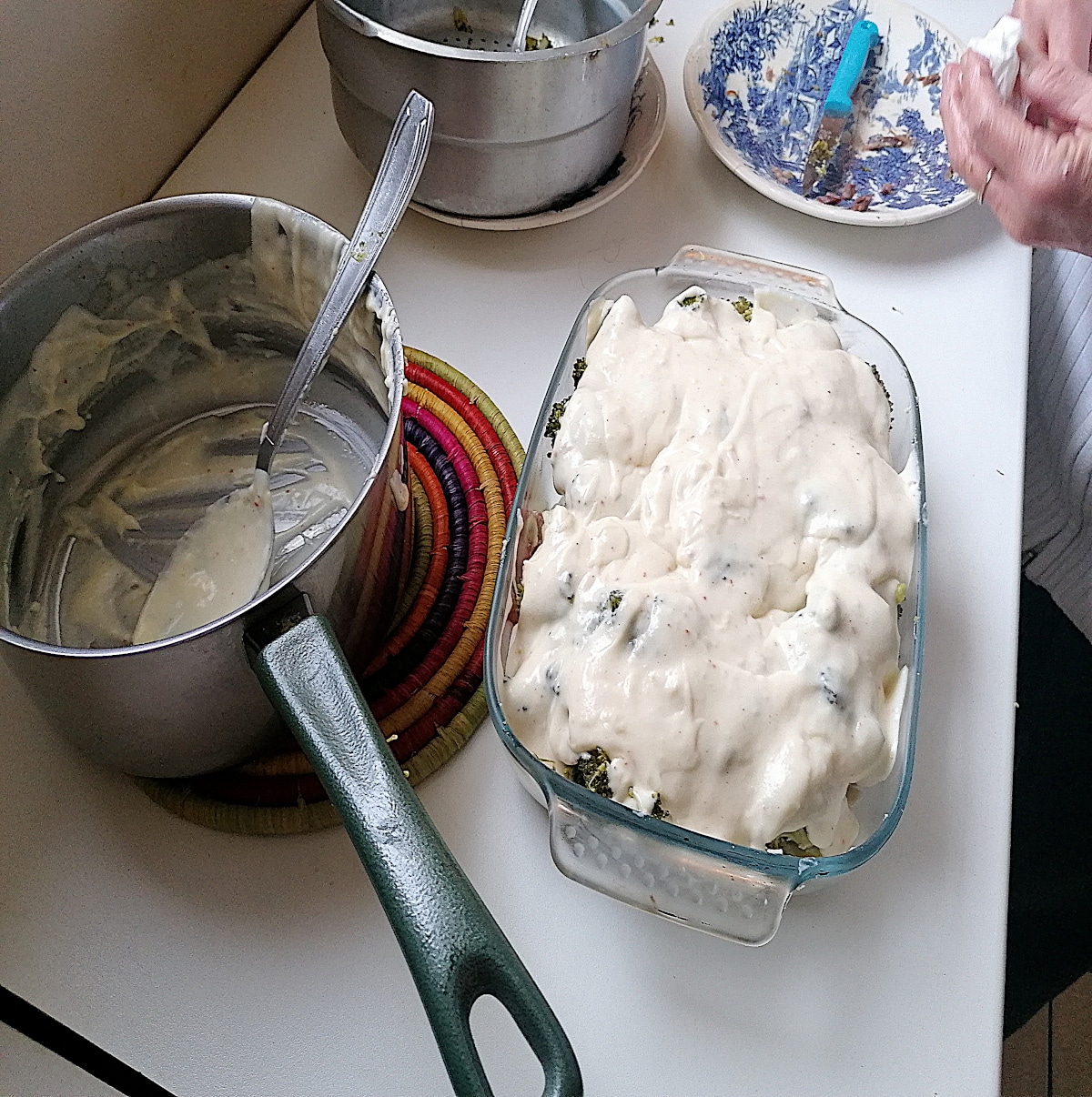 plat avec les ingrédients pour le Gratin de brocoli