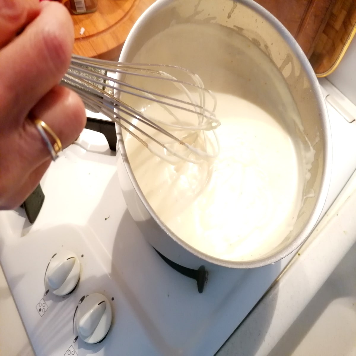 faire la béchamel à l'aide d'un fouet