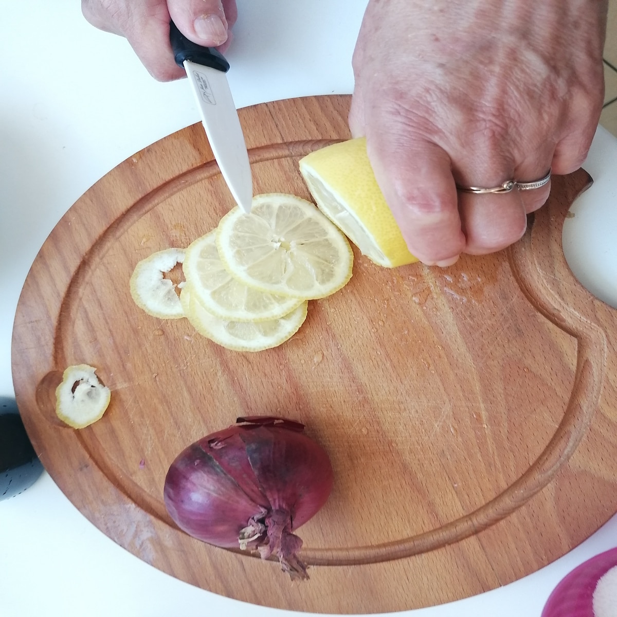 coupe du citron pour faire le rougail citron