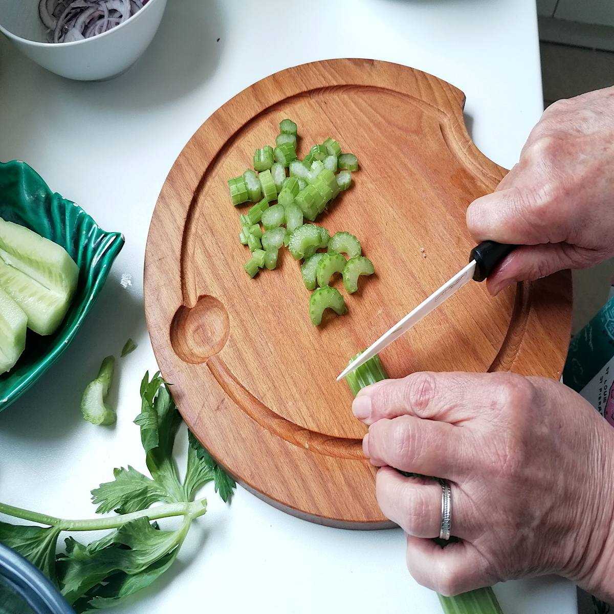 couper la branche de céleri en petits cubes