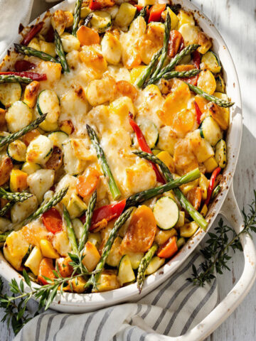 Gratin de légumes avec courgettes, poivrons, et carottes, croûte dorée au fromage